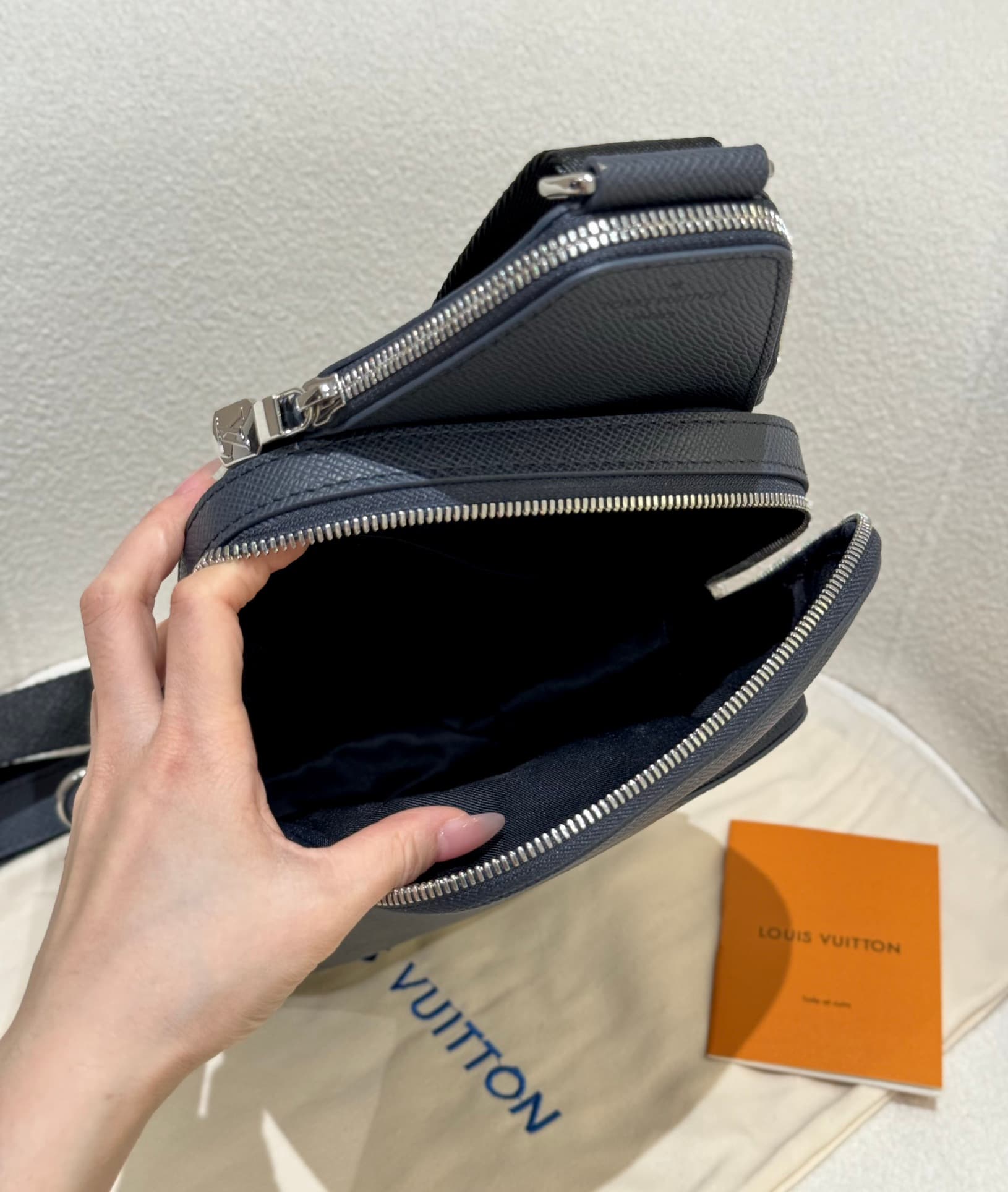 루이비통 아브뉴 슬링백 Avenue Sling Bag 타이가라마 네이비