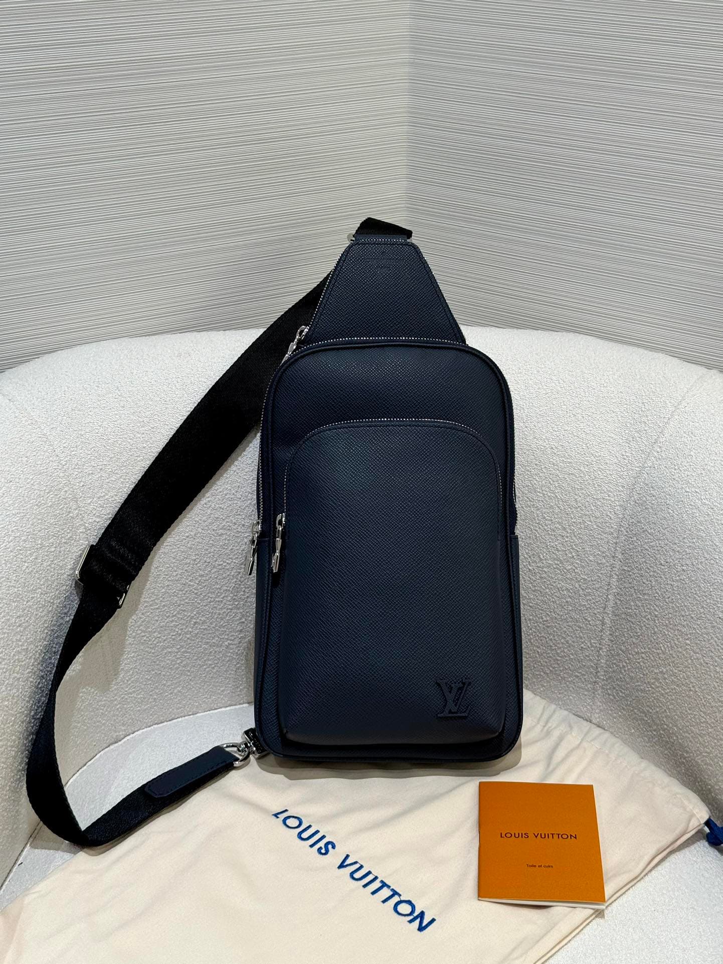 루이비통 아브뉴 슬링백 Avenue Sling Bag 타이가라마 네이비