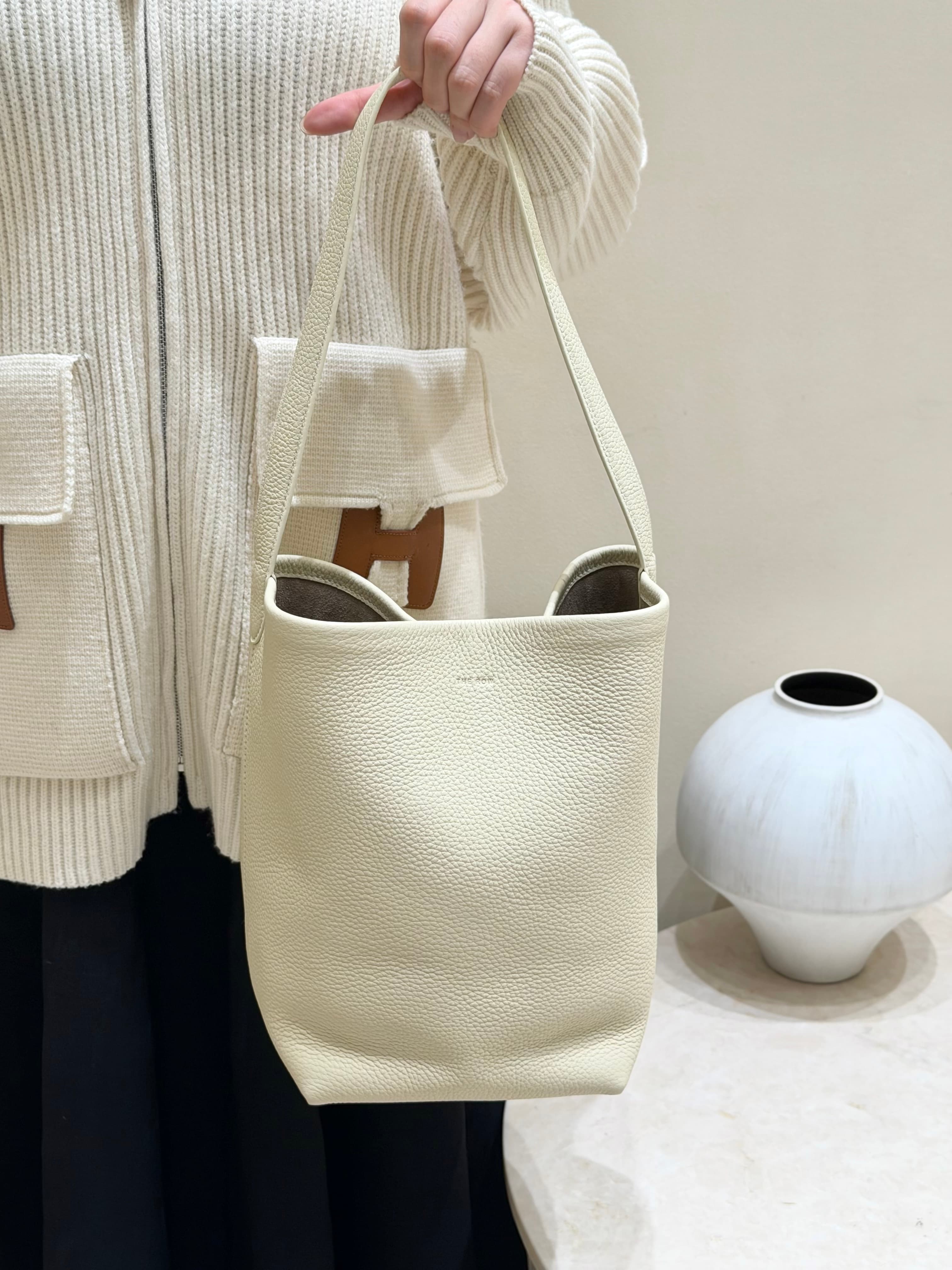 더 로우 버킷백 화이트