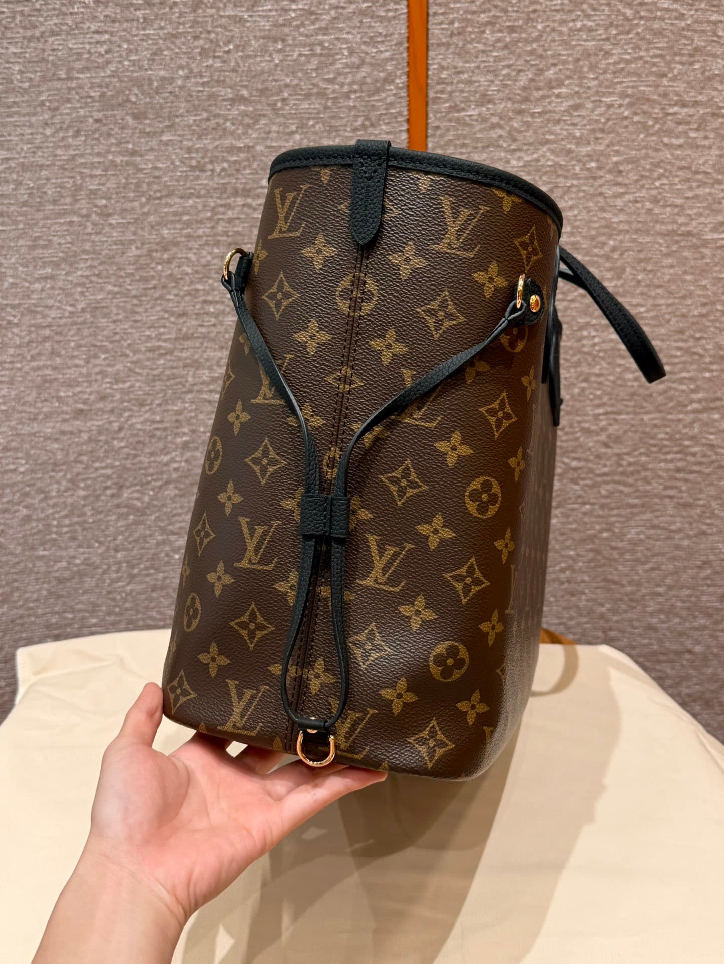 루이비통 네버풀 MM Neverfull MM 모노그램 브라운(블랙 트림 리버서블)