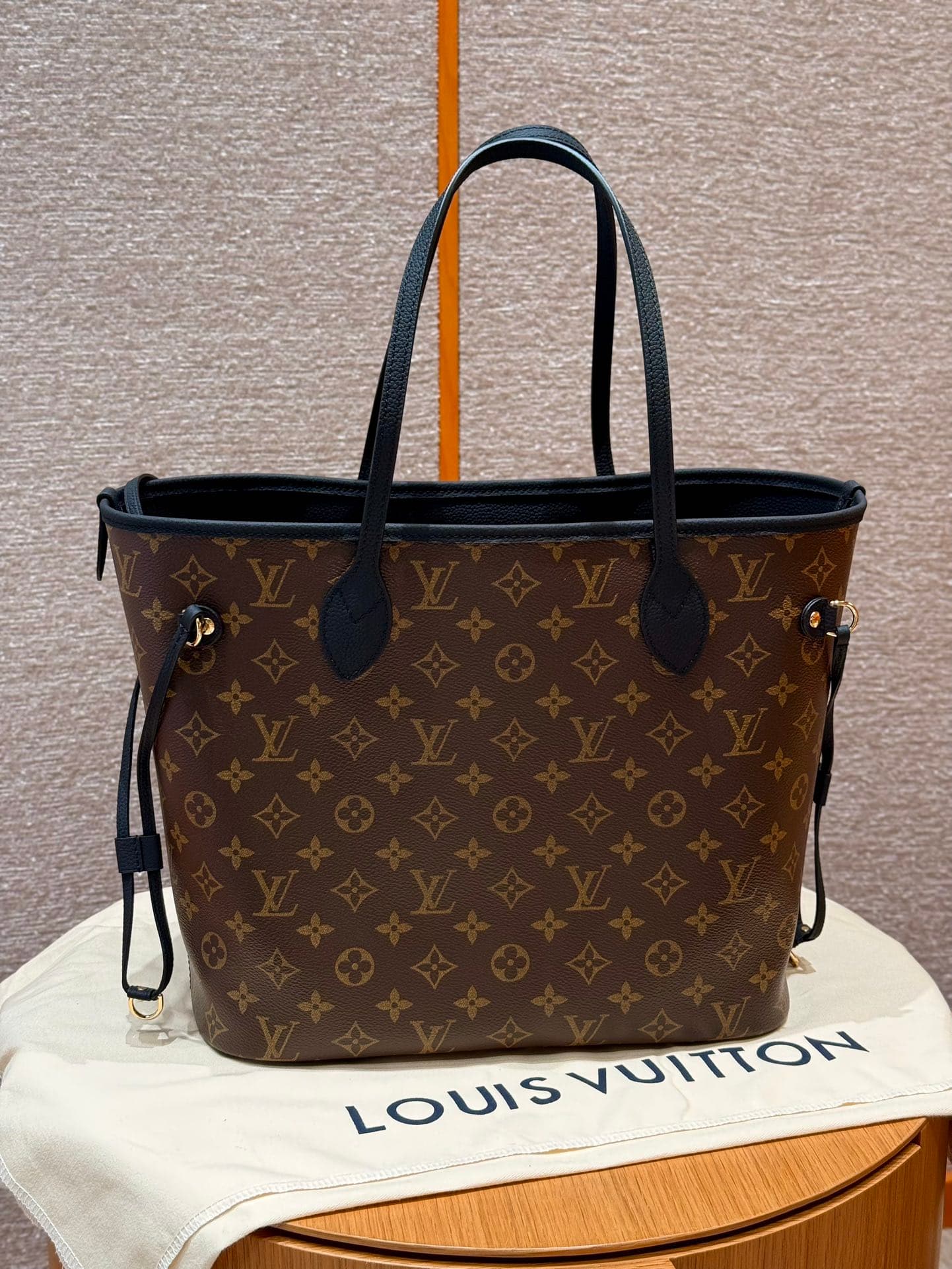 루이비통 네버풀 MM Neverfull MM 모노그램 브라운(블랙 트림 리버서블)