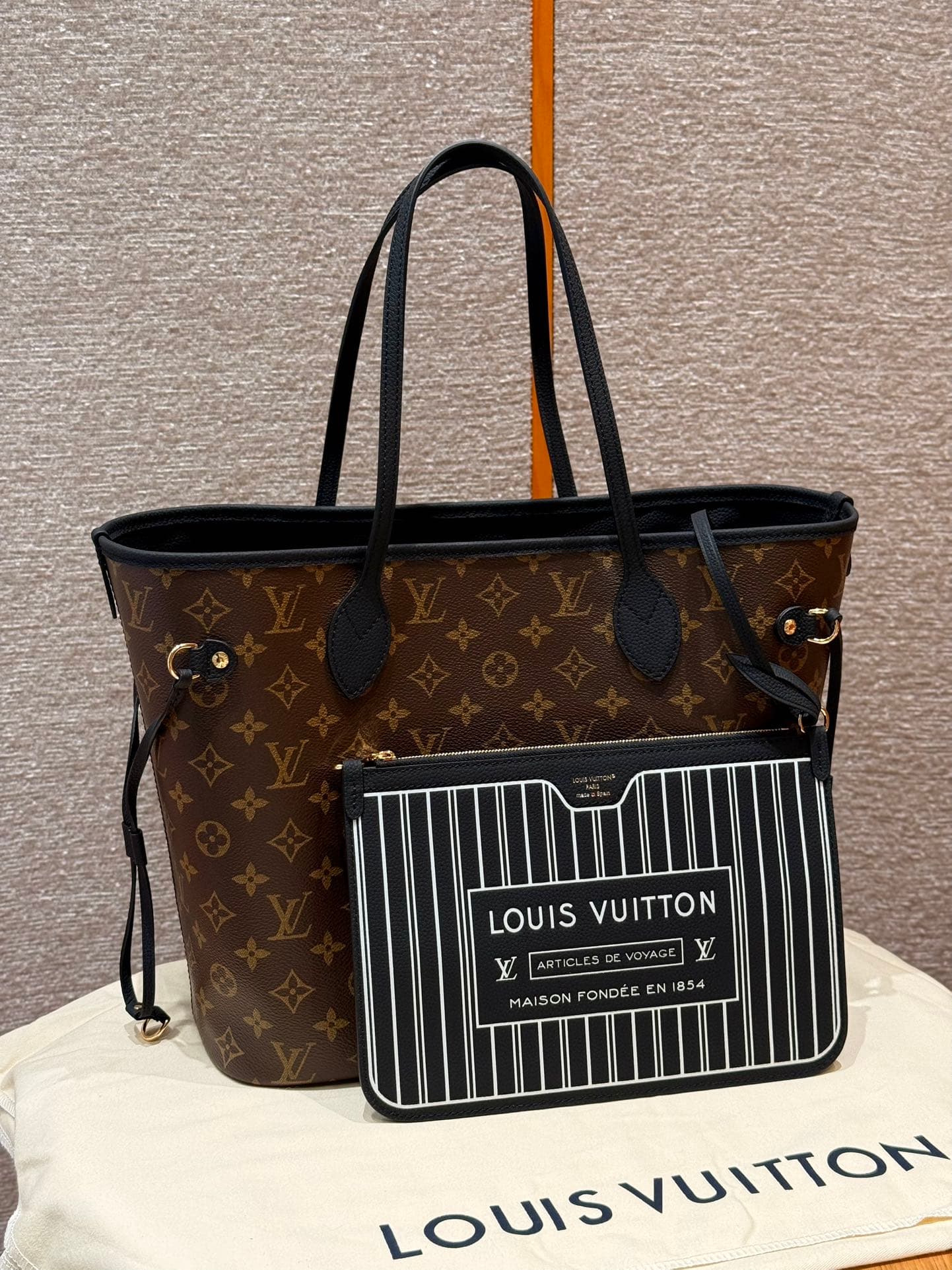 루이비통 네버풀 MM Neverfull MM 모노그램 브라운(블랙 트림 리버서블)