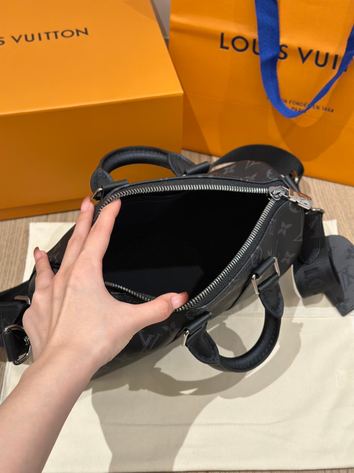 루이비통 키폴 25 필로우 Keepall 25 Pillow(신형) 모노그램 이클립스 블랙