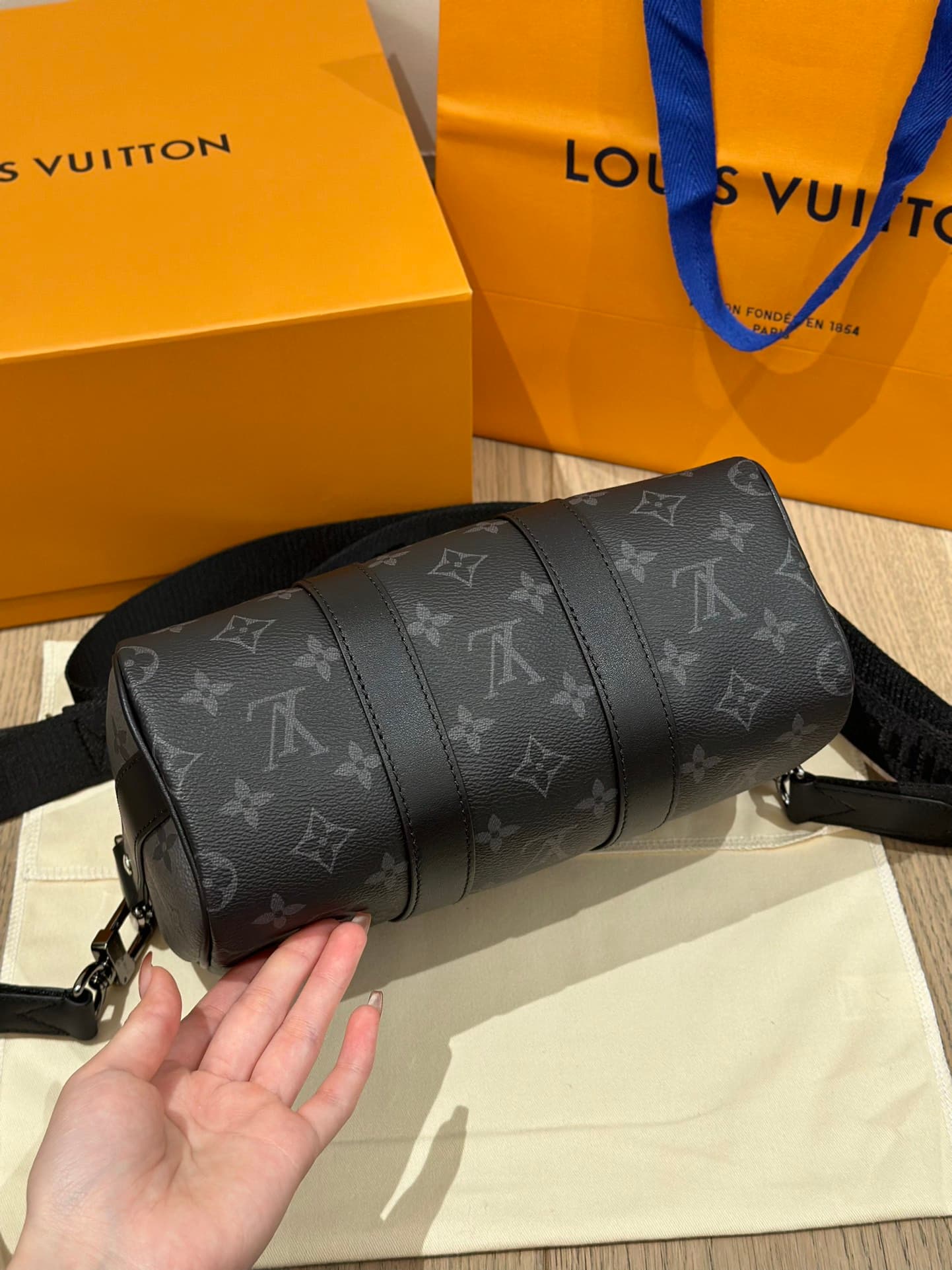루이비통 키폴 25 필로우 Keepall 25 Pillow(신형) 모노그램 이클립스 블랙