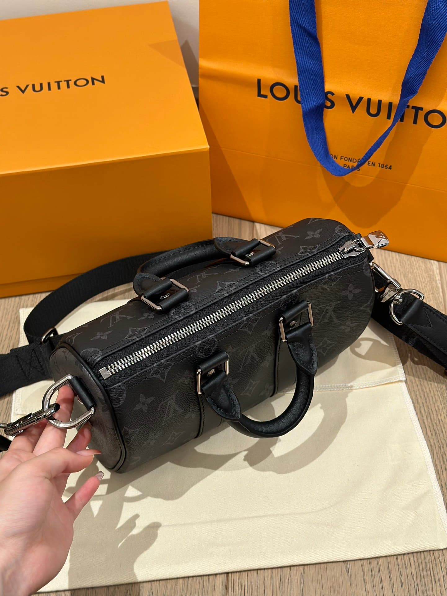 루이비통 키폴 25 필로우 Keepall 25 Pillow(신형) 모노그램 이클립스 블랙