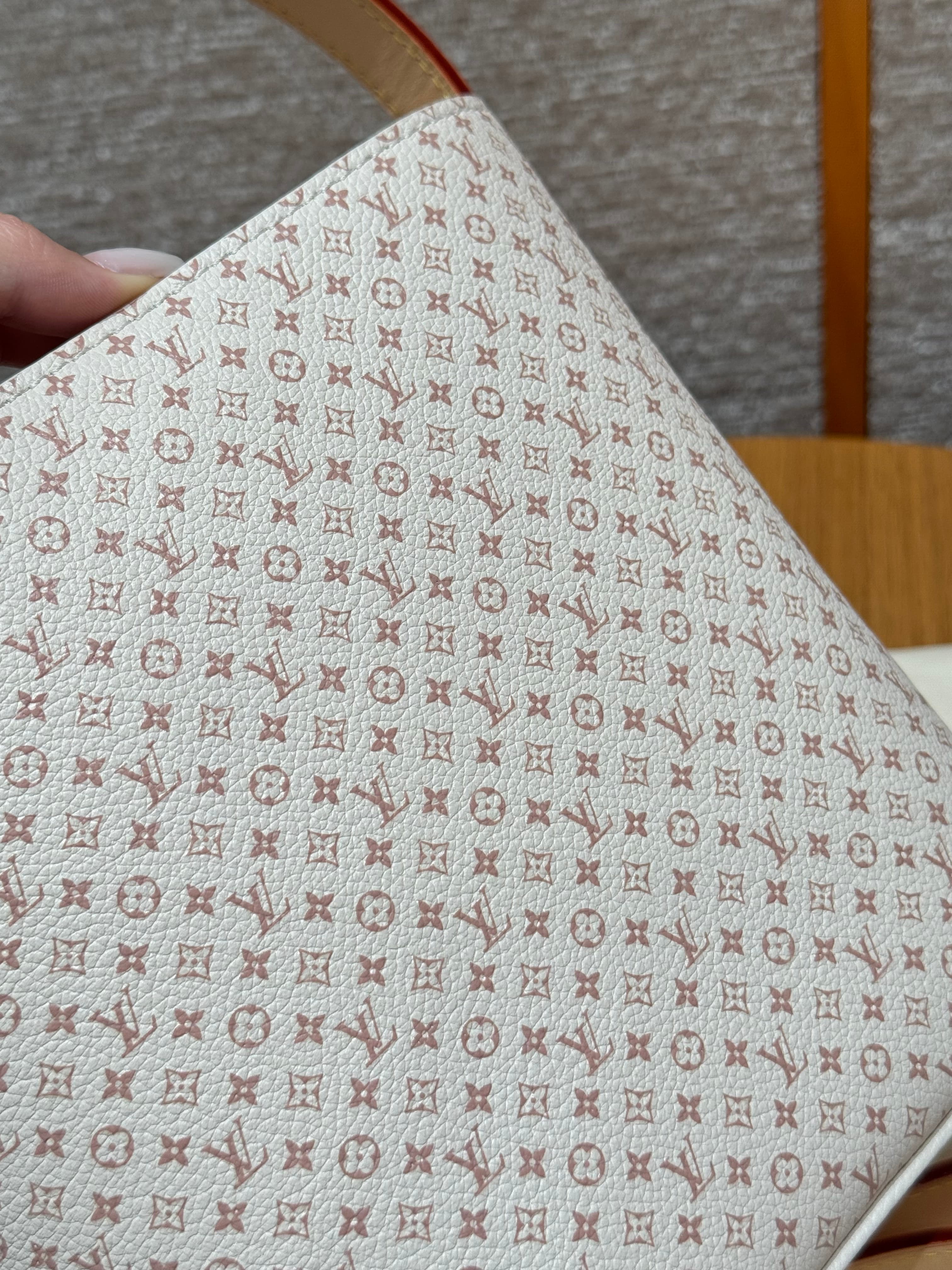 루이비통 올인 BB (화이트)