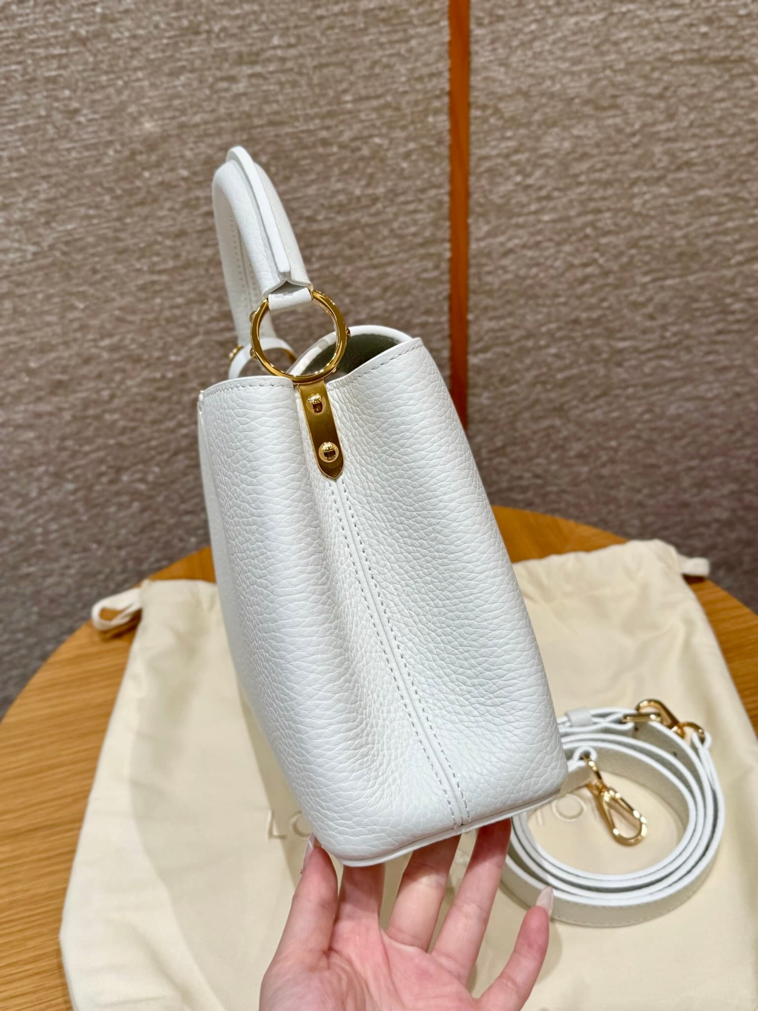 루이비통 카퓌신 미니 (화이트)