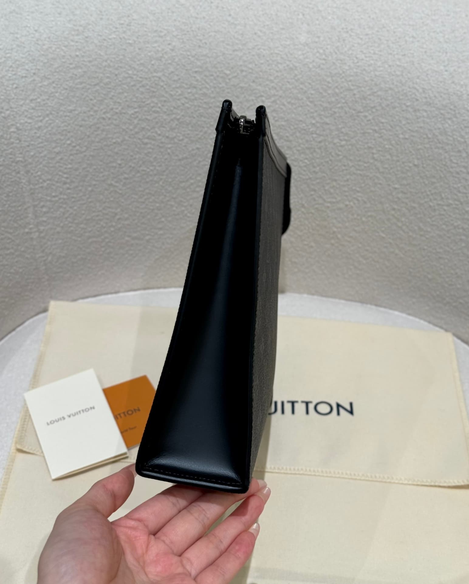 루이비통 포쉐트 보야지 MM (블랙)
