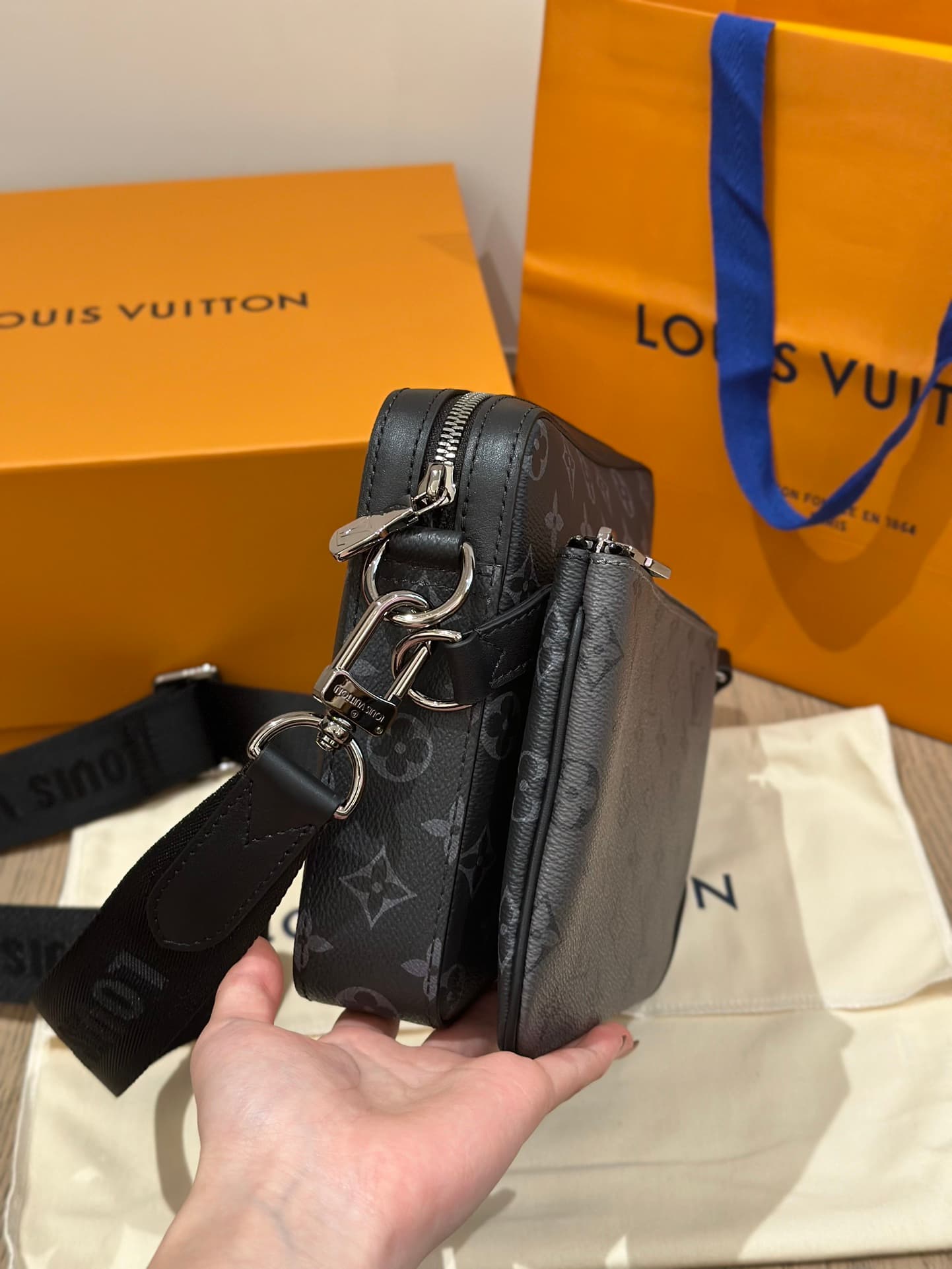 루이비통 트리오 메신저 (블랙)