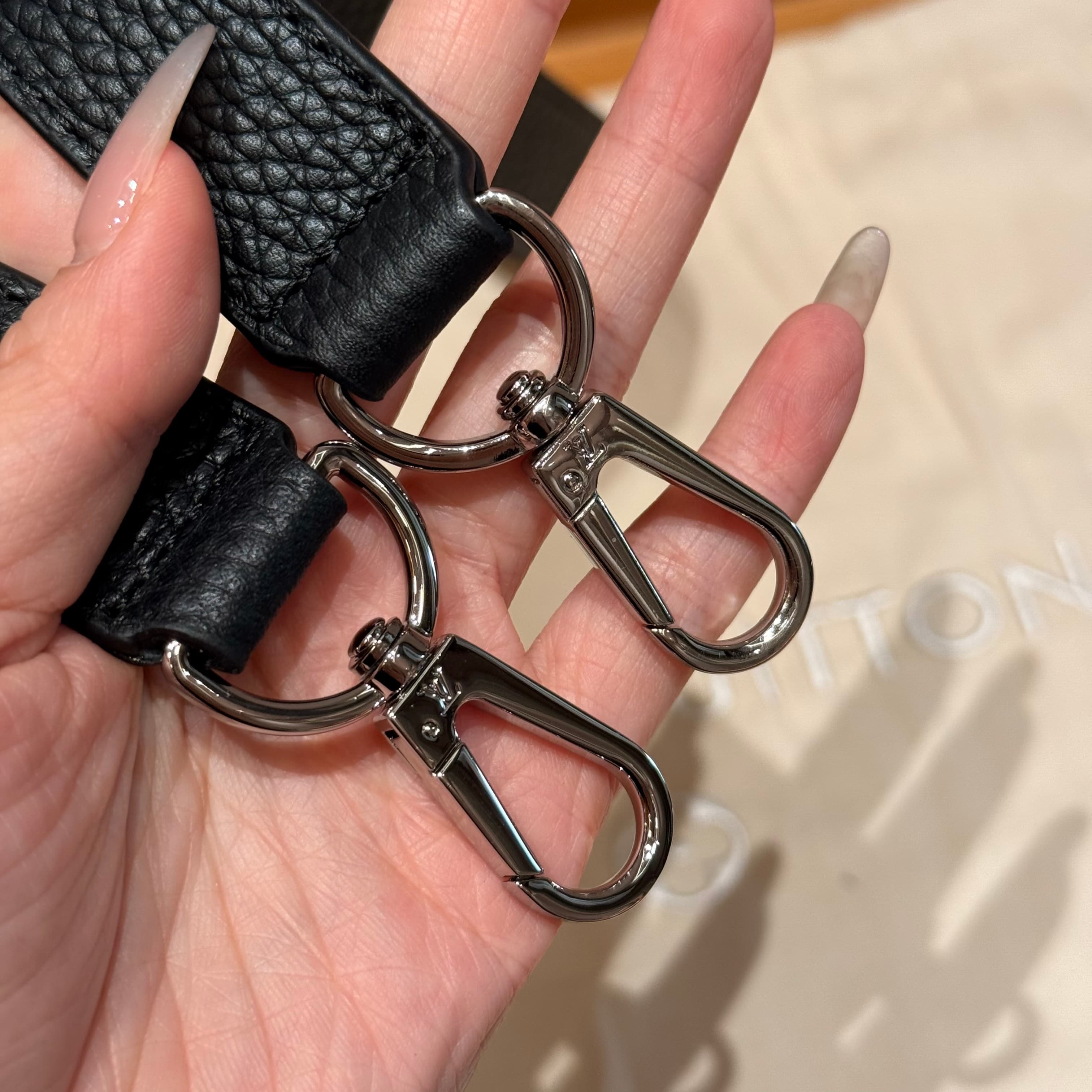 루이비통 카퓌신 미니 (블랙)