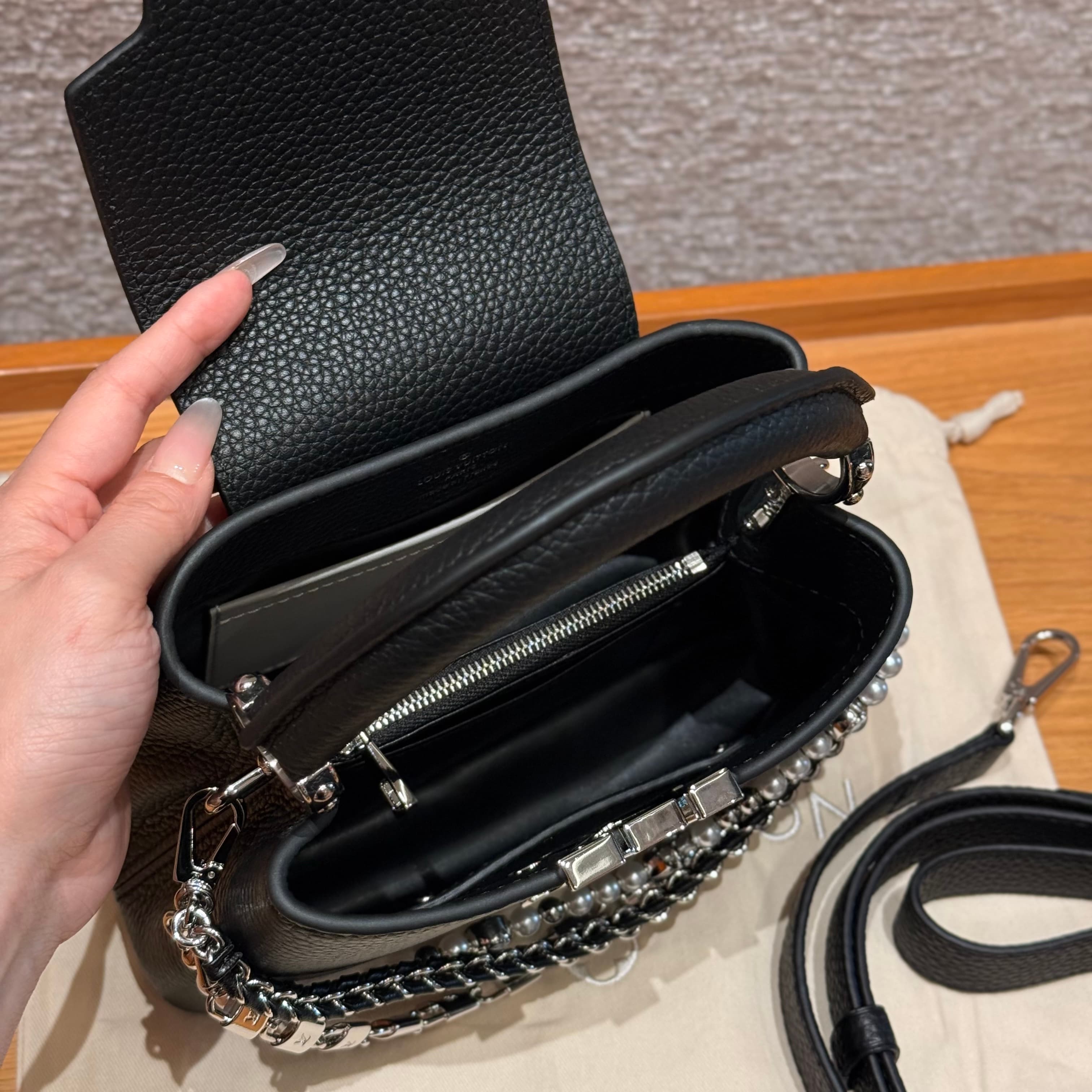 루이비통 카퓌신 미니 (블랙)