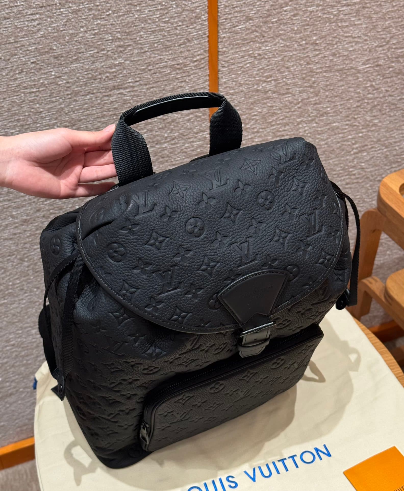루이비통 몽수리 백팩 (블랙)