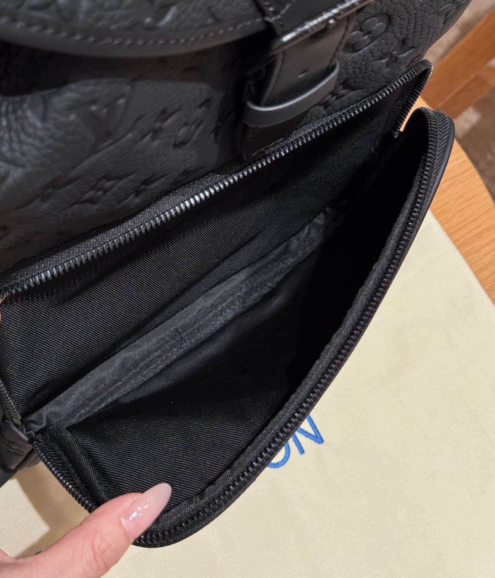루이비통 몽수리 백팩 (블랙)