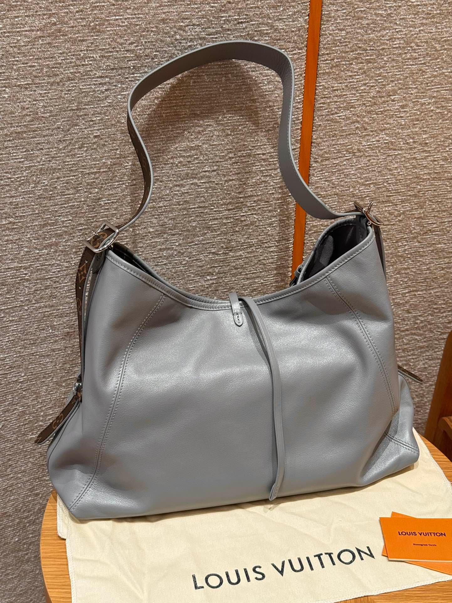 루이비통 카고 호보 백 (그레이)