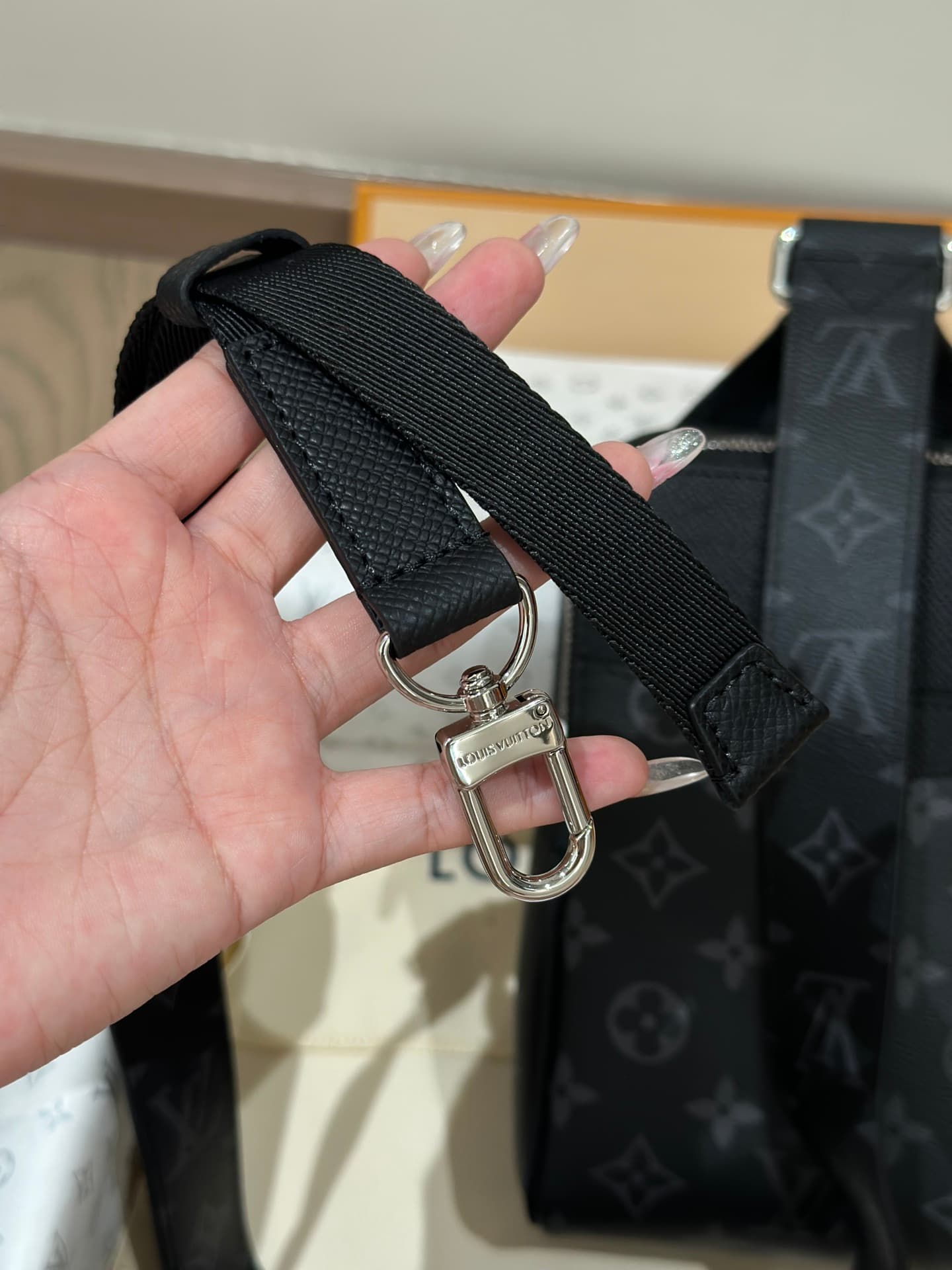 루이비통 아웃도어 메신저 (블랙)