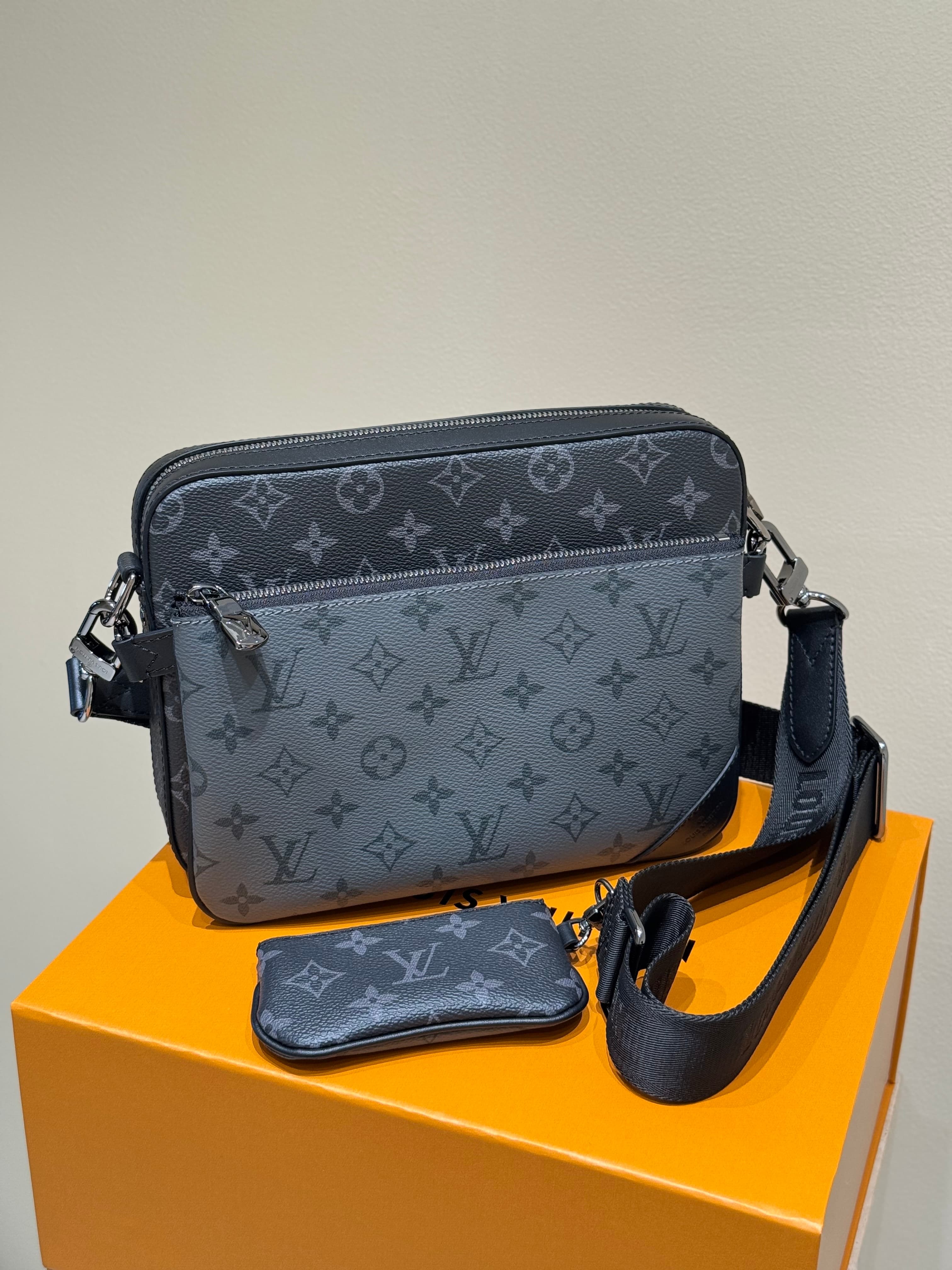 루이비통 트리오 메신저백 Trio Messenger Bag 모노그램 이클립스 블랙