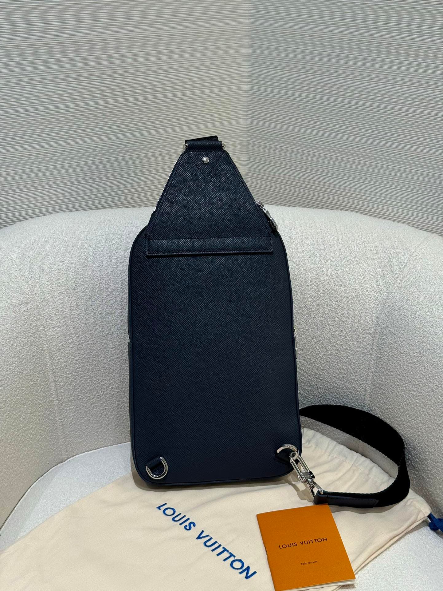 루이비통 아브뉴 슬링백 Avenue Sling Bag 타이가라마 네이비