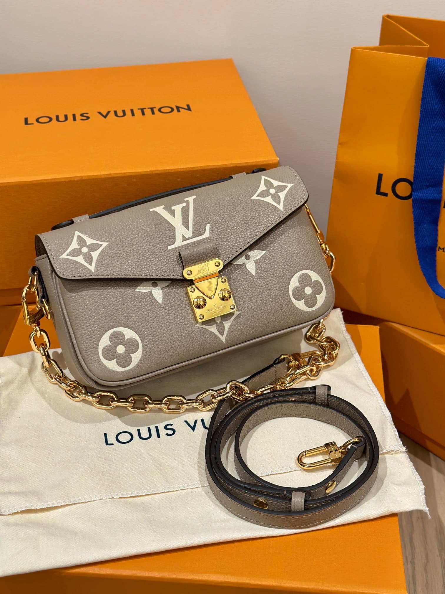 루이비통 포쉐트 메티스 이스트 웨스트 (그레이)