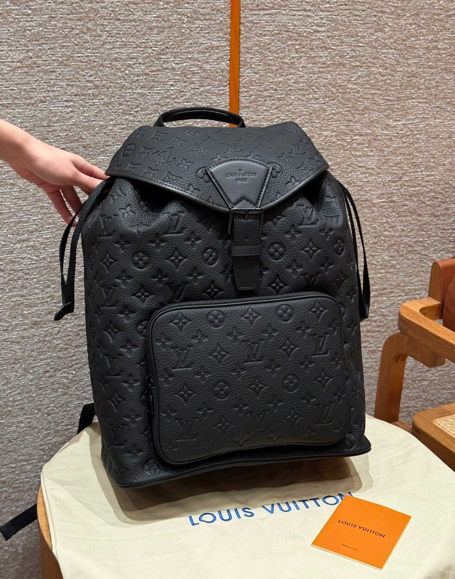 루이비통 몽수리 백팩 (블랙)
